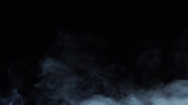 Boş siyah arkaplanda duman dokusu. Geceleri mistik buhar.