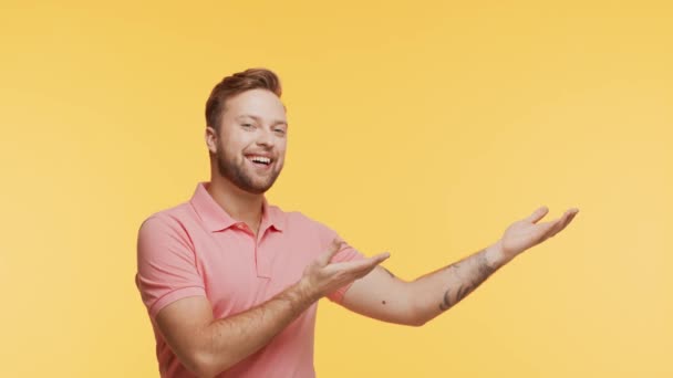 Joven Expresivo Sobre Fondo Vibrante Retrato Estudio Una Persona Guapa — Vídeo de stock