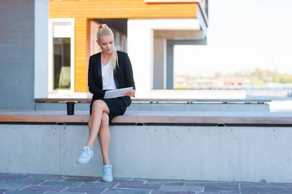 Outdoor Photo Young Attractive Businesswoman Student Woman Casual Wear Tablet — Stock Photo, Image