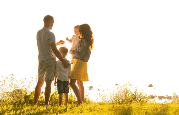 在夕阳西下 快乐的爱着家人在户外散步 儿子和女儿 海洋和实地背景 — 图库照片