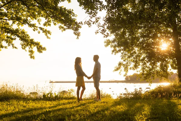 Uomo Amorevole Che Esce Con Sua Bellissima Ragazza Campo Fondo — Foto Stock