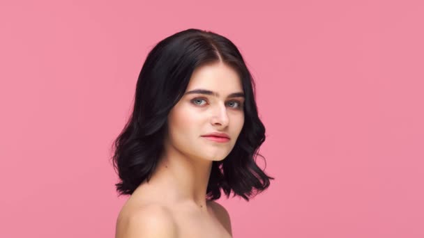 Studio Portret Van Jonge Mooie Brunette Vrouw Roze Achtergrond Huidverzorging — Stockvideo