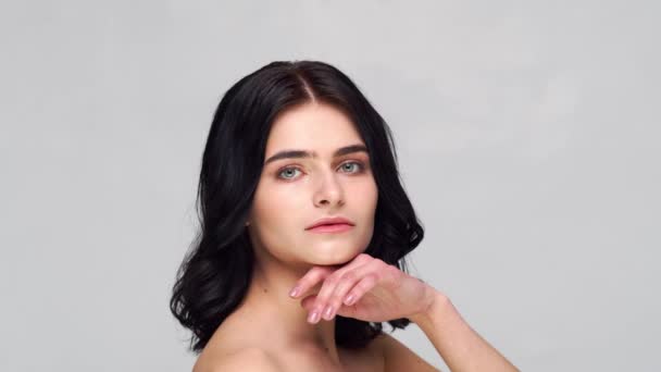グレーの背景に若いと美しいブルネットの女性のスタジオの肖像画 スキンケア 化粧品の概念 — ストック動画