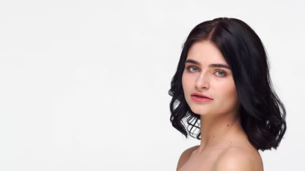 工作室的肖像年轻美丽的黑发女人在孤立的白色背景 皮肤护理 化妆和化妆品概念 — 图库视频影像