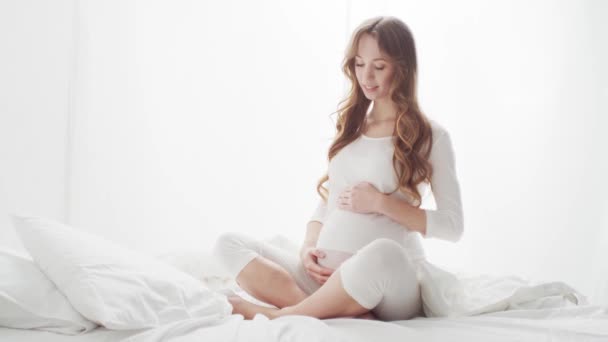 Feliz Mujer Embarazada Tocando Hermosa Barriga Sentada Cama Concepto Embarazo — Vídeos de Stock