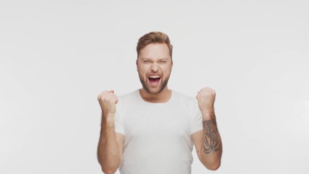 Joven Expresivo Feliz Sobre Fondo Vibrante Retrato Estudio Del Afortunado — Vídeos de Stock