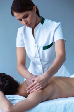 Genç kadın Spa. Geleneksel tedavi şifa ve tedaviler masaj. Sağlık, Cilt Bakımı, Masaj, osteopati ve Rekreasyon kavramı.