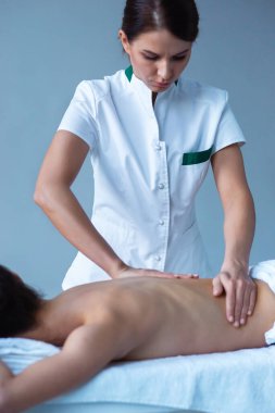Genç kadın Spa. Geleneksel tedavi şifa ve tedaviler masaj. Sağlık, Cilt Bakımı, Masaj, osteopati ve Rekreasyon kavramı.