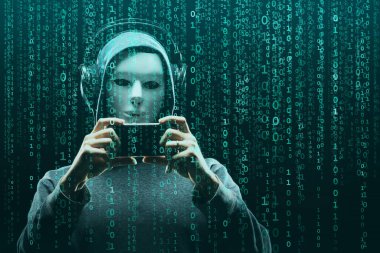 Maske ve kapüşonlu ikili arka plan üzerinde bilgisayar korsanı. Gizlenmiş karanlık yüzü. Veri hırsız, internet dolandırıcılık, darknet ve siber güvenlik kavramı.