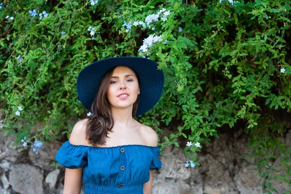 Parkta Gezen Genç Güzel Esmer Elbiseli Şapkalı Kız Güzel France — Stok fotoğraf