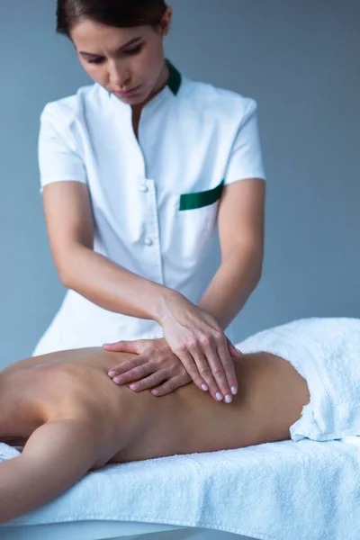 Uma Jovem Spa Terapia Cura Tradicional Tratamentos Massagem Saúde Cuidados — Fotografia de Stock