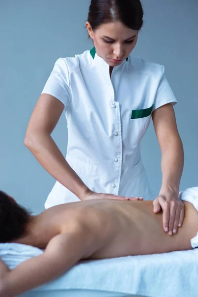 スパの若い女性 伝統的なヒーリング療法と治療をマッサージします 皮膚のケア マッサージ オステオパシー レクリエーションの概念 ストック画像