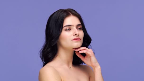 Studio Portret Van Jonge Mooie Brunette Vrouw Achtergrond Huidverzorging Gezondheid — Stockvideo