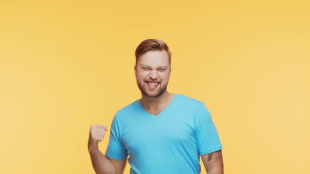 Joven Expresivo Feliz Sobre Fondo Vibrante Retrato Estudio Del Afortunado — Vídeos de Stock