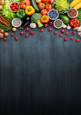 Diyet ve sağlıklı beslenme konsepti: meyve, sebze, vejetaryen gıdalar, doğal arka plan üzerindeki beslenme malzemeleri.