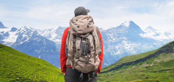 Cestovatel Batohem Alpské Vrcholy Grindelwaldu Jungfrau Krajina Pozadí Bernese Highland — Stock fotografie