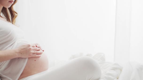 Yatakta Otururken Karnına Dokunan Mutlu Hamile Kadın Hamilelik Annelik Beklenti — Stok video