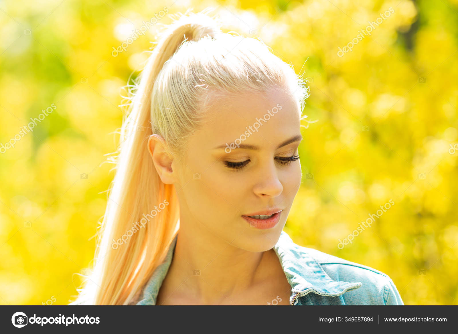 年轻美丽的少女在夏天的画像自然阳光背景下迷人的金发女人 图库照片 C Shmeljov 年轻美丽的少女在夏天的画像自然阳光背景下迷人的金发女人 图库照片 C Shmeljov