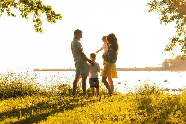 Gelukkig Liefdevolle Familie Wandelen Buiten Het Licht Van Zonsondergang Vader — Stockfoto