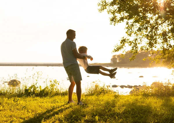 Pai Filho Feliz Família Amorosa Andando Livre Luz Pôr Sol — Fotografia de Stock