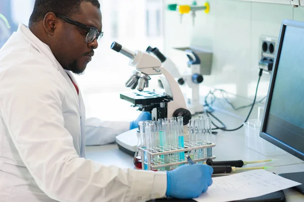 Médico Afro Americano Trabalhar Laboratório Pesquisa Assistente Ciências Fazer Experiências — Fotografia de Stock