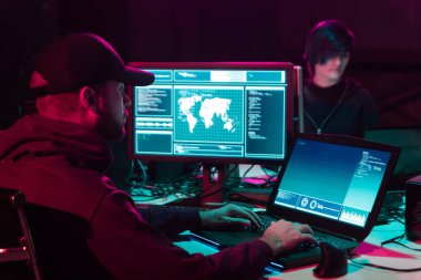 Bilgisayar korsanları virüs yazılımı ve arayüzü kullanarak kripto para dolandırıcılığı yapıyorlar. Bloke zincir siber saldırı, ddos ve kötü amaçlı yazılım konsepti. Yeraltı ofisi geçmişi.