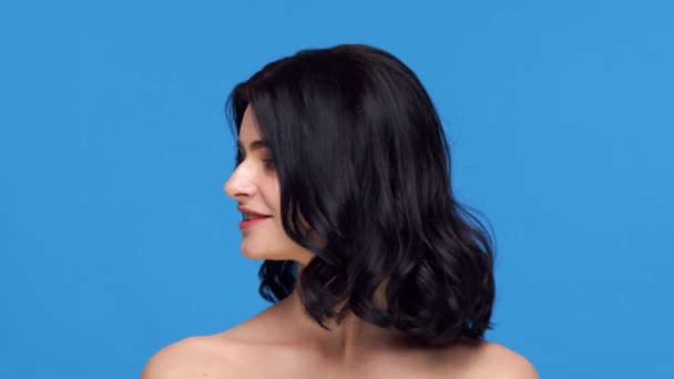 蓝色背景上年轻美丽的黑发女人的工作室肖像 皮肤护理 化妆和化妆品概念 — 图库视频影像
