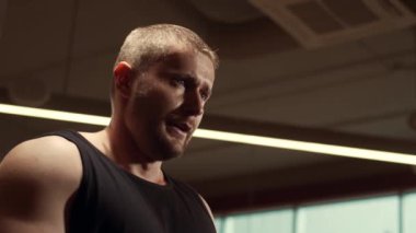 Spor salonunda çalışan atletik yakışıklı erkek sporcu. Güçlü ve sağlıklı vücut geliştirici abdominal eğitim egzersizleri. Spor, spor, spor ve yaşam tarzı konsepti.