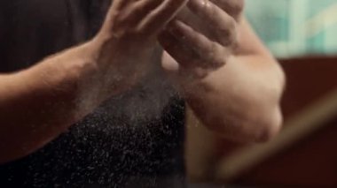 Sporcu yakışıklı erkek sporcu spor salonunda talk pudrası kullanıyor. Güçlü ve sağlıklı vücut geliştirici abdominal eğitim egzersizleri. Spor, spor, spor ve yaşam tarzı konsepti.