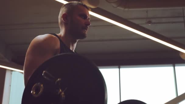 Atletisk Stilig Manlig Idrottsman Som Arbetar Gymmet Med Hjälp Skivstång — Stockvideo