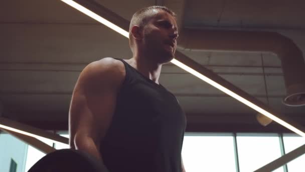 在健身房工作的英俊的男性运动员用杠铃 强壮健康的健美健美者腹部训练练习 锻炼和生活方式概念 — 图库视频影像