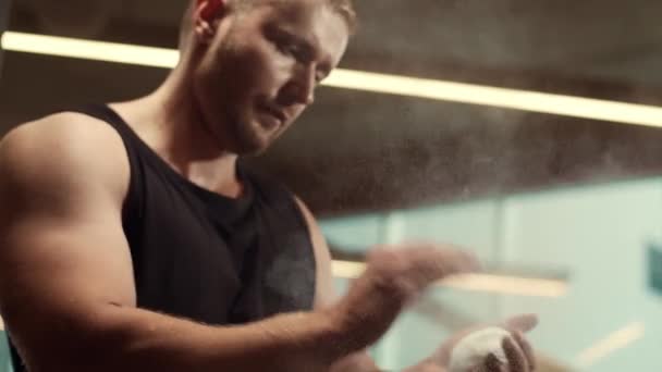 在健身房工作的英俊男性运动员使用滑石粉 强壮健康的健美健美者腹部训练练习 锻炼和生活方式概念 — 图库视频影像