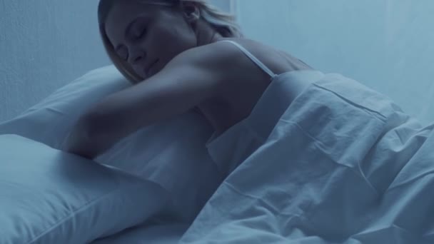 Giovane Donna Sdraiata Nel Letto Notte Con Malattia Insonnia Bella — Video Stock