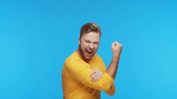 Jovem Expressivo Feliz Sobre Fundo Vibrante Retrato Estúdio Vencedor Sortudo — Vídeo de Stock