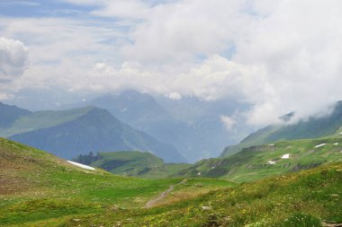 Alp tepeleri kara sapı arka planı. Jungfrau, Bernese Highland 'de. Alpler, turizm, seyahat, dağ yürüyüşü konsepti.