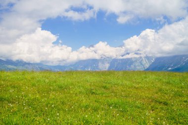 Alp tepeleri kara sapı arka planı. Jungfrau, Bernese Highland 'de. Alpler, turizm, yolculuk, yürüyüş konsepti.