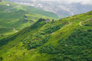 Alp tepeleri kara sapı arka planı. Jungfrau, Bernese Highland 'de. Alpler, turizm, yolculuk, yürüyüş konsepti.