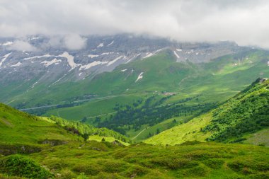 Alp tepeleri kara sapı arka planı. Jungfrau, Bernese Highland 'de. Alpler, turizm, yolculuk, yürüyüş konsepti.