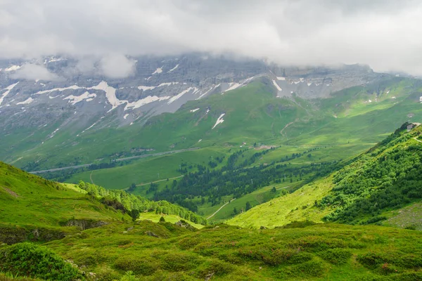 高山峰陆生背景 Jungfrau Bernese高地 阿尔卑斯山 远足概念 — 图库照片