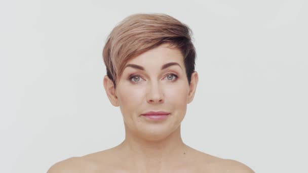 白地の上に中年熟女のクローズアップ 熟女の肖像画 整形手術 美容注射 美容コンセプト — ストック動画