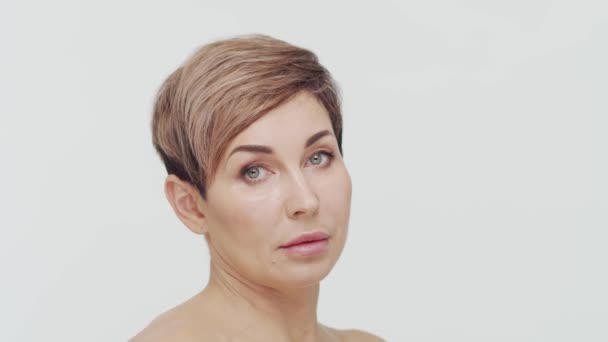 Nahaufnahme Einer Reifen Frau Mittleren Alters Über Weißem Speck Porträt — Stockvideo