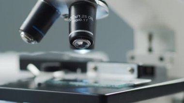Bilimsel mikroskoba yakın çekim. Hastanede bir laboratuvar. Salgın hastalıklar, sağlık hizmetleri, aşı araştırmaları ve Coronavirus 2019-ncov test konsepti.