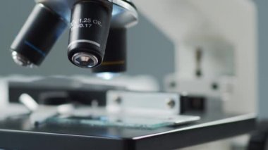 Bilimsel mikroskoba yakın çekim. Hastanede bir laboratuvar. Salgın hastalıklar, sağlık hizmetleri, aşı araştırmaları ve Coronavirus covid-19 test konsepti.