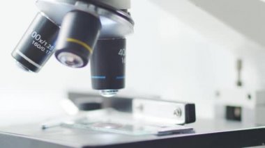Bilimsel mikroskoba yakın çekim. Hastanede bir laboratuvar. Salgın hastalıklar, sağlık hizmetleri, aşı araştırmaları ve Coronavirus covid-19 test konsepti.