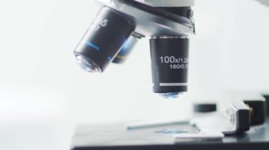 Bilimsel mikroskoba yakın çekim. Hastanede bir laboratuvar. Salgın hastalıklar, sağlık hizmetleri, aşı araştırmaları ve Coronavirus 2019-ncov test konsepti.