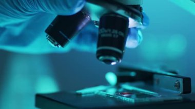 Bilimsel laboratuvar yakın plan. Salgın hastalıklar, sağlık hizmetleri, aşı araştırmaları ve Coronavirus covid-19 test konsepti.