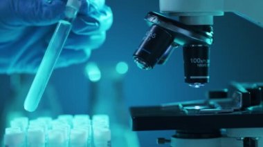 Bilimsel mikroskoba yakın çekim. Hastanede bir laboratuvar. Salgın hastalıklar, sağlık hizmetleri, aşı araştırmaları ve Coronavirus 2019-ncov test konsepti.
