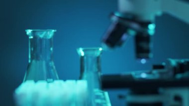 Bilimsel laboratuvar yakın plan. Salgın hastalıklar, sağlık hizmetleri, aşı araştırmaları ve Coronavirus covid-19 test konsepti.