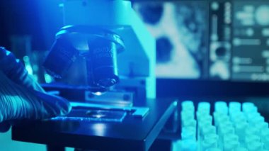 Bilimsel laboratuvar yakın plan. Salgın hastalıklar, sağlık hizmetleri, aşı araştırmaları ve Coronavirus covid-19 test konsepti.