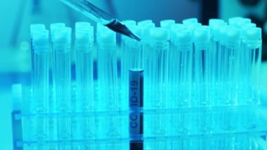 Kan ve virüslü laboratuvar tüpleri. Hastanedeki bilimsel laboratuvara yakın çekim. Salgın hastalıklar, sağlık hizmetleri, aşı araştırmaları ve Coronavirus 2019-ncov test konsepti.